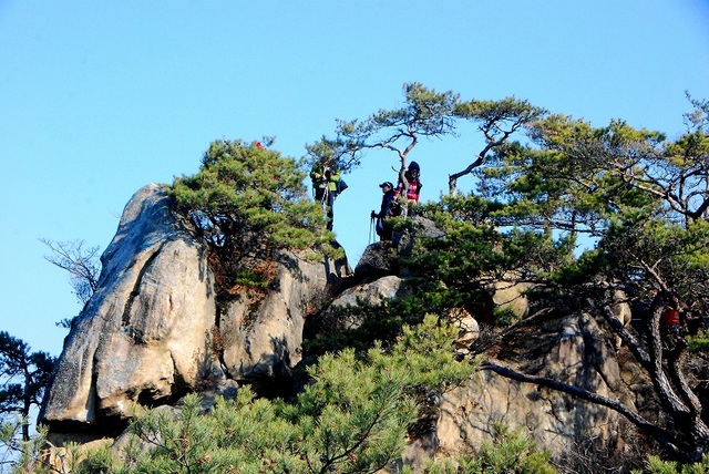 ▲ 아름마을과 학현야영장 삼거리 사이의 암릉.ⓒ진경수 山 애호가