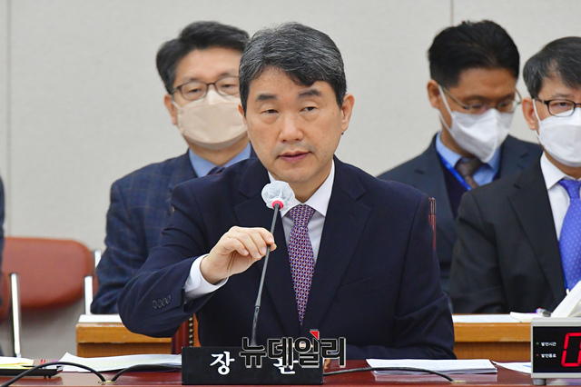 ▲ 이주호 사회부총리 겸 교육부 장관이 지난달 28일 국회에서 열린 교육위원회 전체회의에서 의원들의 질문에 답하고 있다.ⓒ이종현 기자