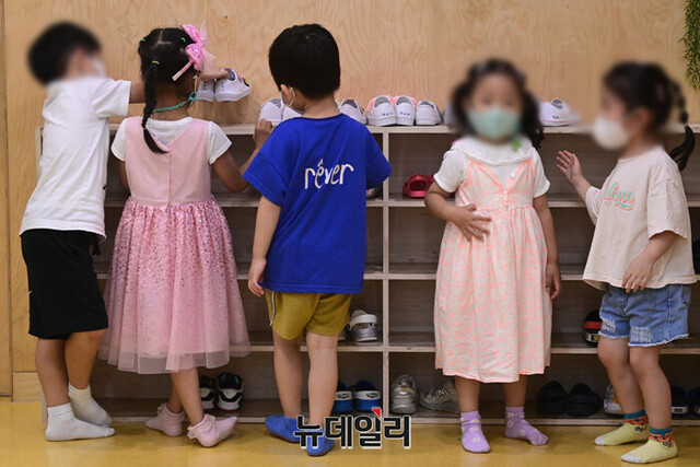 ▲ 지난 8월 한 유치원에서 등원한 영유아들이 신발을 정리하고 있다.ⓒ뉴데일리DB
