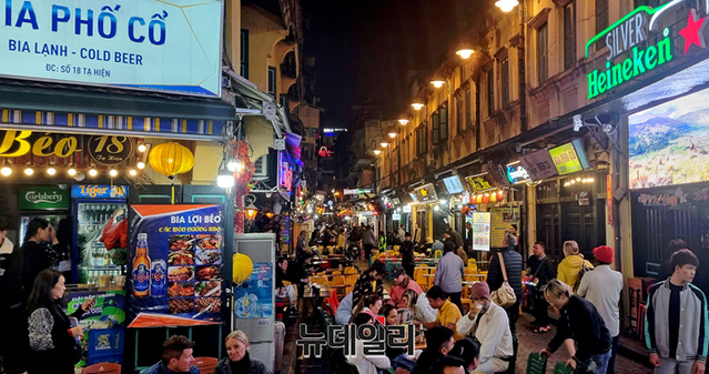 ▲ 베트남 하노이의 맥주거리. 적지 않은 인파가 몰려있다ⓒ강필성 기자