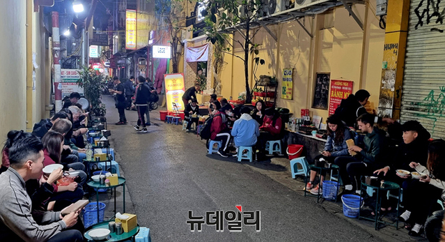 ▲ 베트남 하노이 식당가의 모습ⓒ강필성 기자