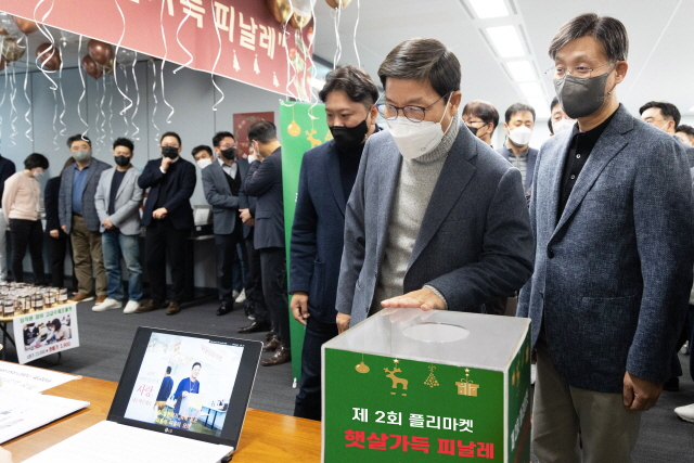 ▲ 서재환 금호건설 대표이사(가운데)와 조완석 부사장(오른쪽)을 비롯한 임직원들이 지난 9일 서울 종로구 공평동 금호건설 본사에서 열린 플리마켓 '햇살가득 피날레' 행사에 참여하고 있다. ⓒ금호건설