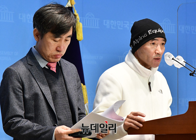 ▲ 북한군 총격으로 숨진 해수부 공무원 고(故) 이대준 씨 형 이래진 씨가 12일 국회 소통관에서 하태경 국민의힘 의원과 함께 서훈 기소 관련 문재인 전 대통령에게 보내는 공개 질의 기자회견을 열고 있다.
ⓒ이종현 기자