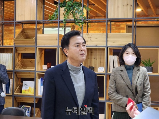 ▲ 김태흠 충남도지사가 12일 오전 도청 프레스룸에서 기자간담회를 통해 최근 논란이 되고 있는 민간어린이집 지원에 관한 입장을 밝히고 있다.ⓒ뉴데일리 D/B