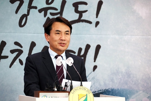 ▲ 김진태 강원도지사가 지난달 21일 도청에서 강원중도개발공사에대한 보증채무 상황계획 기자회견을 하고 있다.ⓒ강원도
