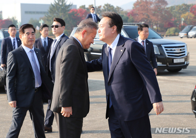 ▲ 윤석열 대통령이 지난달 11일 경기도 성남 서울공항에서 동남아 순방 출국길에 이상민 행정안전부 장관과 인사하고 있다. ⓒ뉴시스