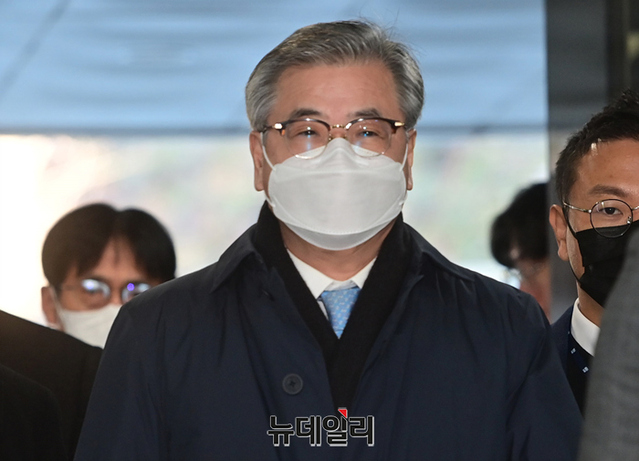 ▲ 서훈 전 청와대 국가안보실장이 지난 2일 오전 서울중앙지법으로 영장실질심사를 받기 위해 출석하고 있다. ⓒ정상윤 기자