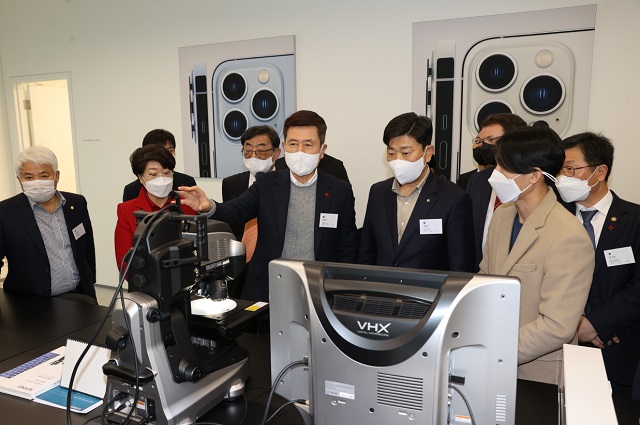 ▲ 이강덕 시장을 비롯한 기념행사 참석자들이 애플 제조업 R&D 지원센터를 둘러보고 있다.ⓒ포항시