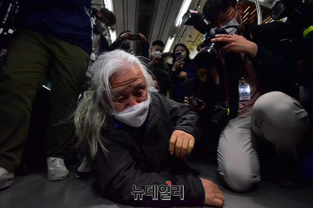 ▲ 전국장애인차별철폐연대가 출근길 지하철 시위를 벌이고 있는 모습. ⓒ뉴데일리DB