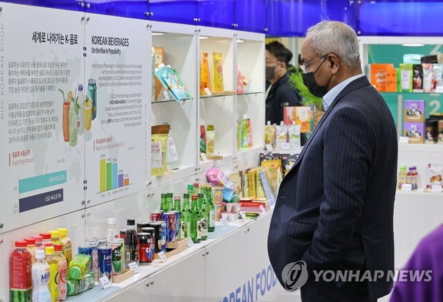 ▲ 지난달 16일 서울 서초구 aT센터에서 열린 '2022 K푸드 바이어 초청 수출상담회'에서 한 참석자가 전시된 상품을 살펴보고 있다.ⓒ연합뉴스