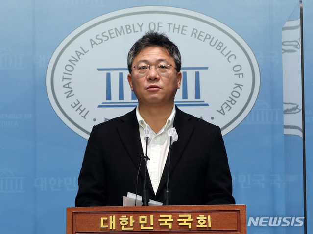 ▲ 박정하 국민의힘 수석대변인이 11월 20일 오후 서울 여의도 국회 소통관에서 더불어민주당 일부 의원들의 윤석열 정부의 퇴진을 주장하는 촛불집회에 참석한 것과 관련해 브리핑을 하고 있다 ⓒ뉴시스