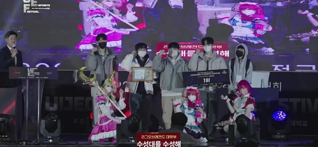 ▲ 수성대 e스포츠단 ‘수성해’ 팀 선수들이 ‘2022 의정부시장배 전국 e스포츠대회’에서 우승을 차지하고 트로피를 받고 있다.ⓒ수성대
