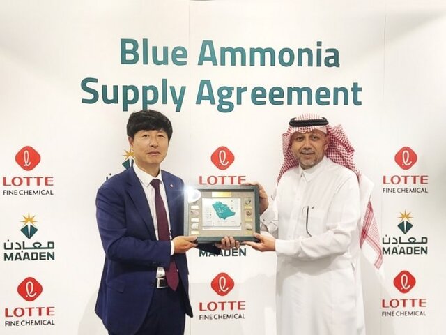 ▲ 지난 10월 사우디 리야드에서 개최된 청정 암모니아 2만5000t 수입 계약 체결식. 윤희용 롯데정밀화학 케미칼사업부문 부문장(왼쪽), 하싼 알 알리(Hassan Al Ali) 마덴 사업 총괄. ⓒ롯데정밀화학 제공
