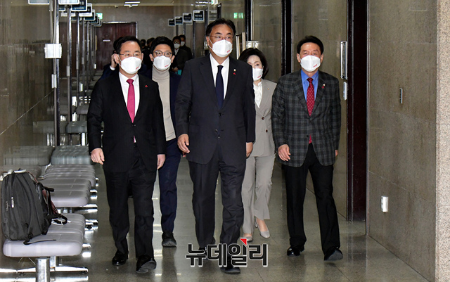 ▲ 정진석 국민의힘 비상대책위원장, 주호영 원내대표 및 지도부가 지난 5일 국회에서 열린 비상대책위원회의에 참석하고 있다.ⓒ이종현 기자