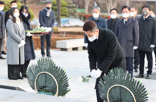 ▲ 이강덕 시장이 청암 박태준 포스코 회장 서거 11주기를 맞아 포스텍 내에 있는 박태준 회장의 동상을 찾아 헌화하고 참배를 하고 있다.ⓒ포항시