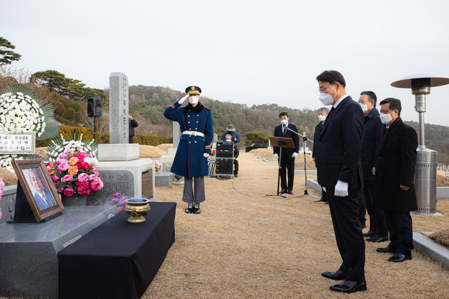 ▲ 최정우 포스코그룹 회장이 13일 국립서울현충원 묘소를 찾아 참배하고 있다. ⓒ포스코
