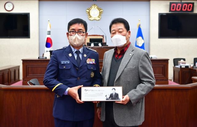 ▲ 충북 청주시의회 안성현 의원(오른쪽)이 13일 청주서부소방서 의용소방대연합회 김도영 회장으로부터 감사패를 받고 있다.ⓒ청주시의회