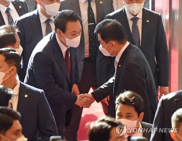 ▲ 윤석열 대통령이 지난 10월25일 내년도 예산안 시정연설을 하기 위해 국회 본청에 도착, 김진표 국회의장과 인사하고 있다.ⓒ연합뉴스(사진=국회사진기자단)