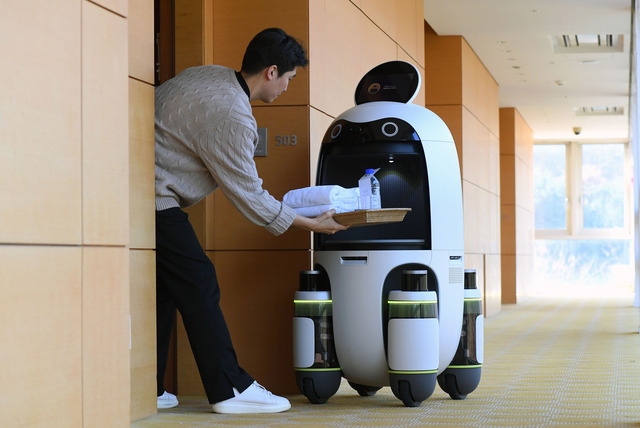 ▲ '롤링힐스 호텔'에서 현대차그룹 배송 로봇이 서비스하는 모습 ⓒ현대자동차그룹