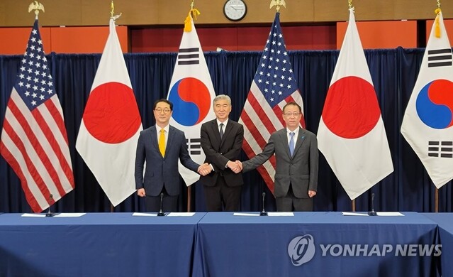 ▲ 김건(왼쪽) 외교부 한반도평화교섭본부장과 성 김(가운데) 미 국무부 대북특별대표, 후나코시 다케히로(오른쪽) 일본 외무성 아시아대양주국장이 13일(현지시간) 인도네시아 자카르타 내 주인도네시아 미국 대사관에서 열린 한미일 3국 북핵 수석대표 협의를 시작하기 전 악수하고 있다. ⓒ연합뉴스