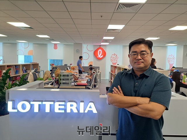 ▲ 최기열 롯데GRS 베트남 법인장이 인터뷰를 마친 뒤 기념 사진을 촬영하고 있다ⓒ조현우 기자