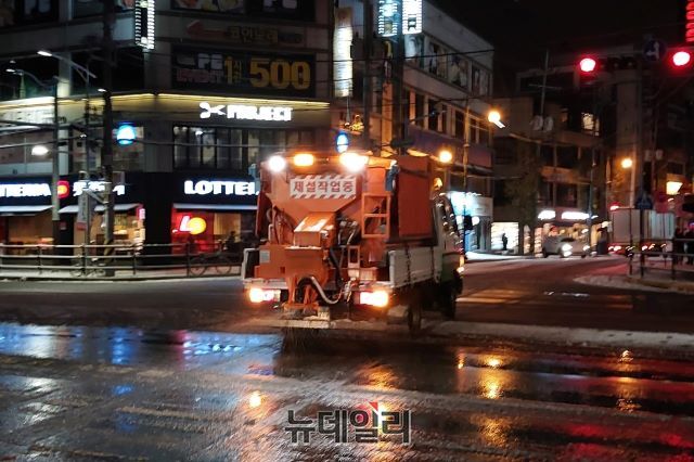 ▲ 14일 청주시에 대설주의보와 한파주의보가 내려진 가운데 제설차량이 이른 새벽부터 일찌감치 서원구 충북대학교 중문 사거리 도로에서 제설작업에 나서고 있다.ⓒ김동식 기자