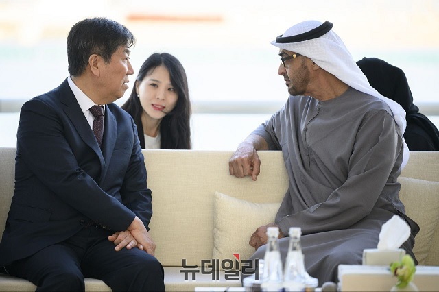▲ 모하메드 빈 자이드 알 나흐얀 UAE 대통령과 대화 나누는 김대기 비서실장.ⓒ대통령실 제공
