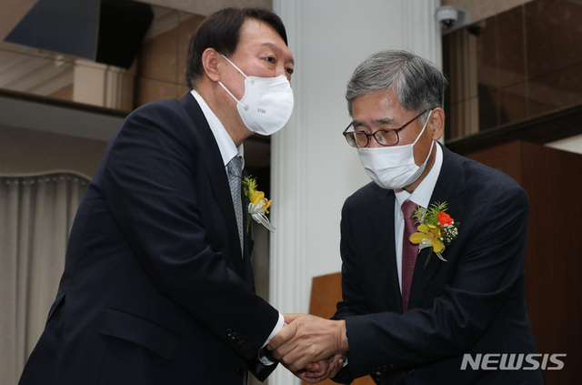 ▲ 지난해 11월 9일 당시 윤석열 국민의힘 대선 후보가 서울 중구 프레스센터에서 열린 신평 변호사 출판기념회에서 신 변호사와 악수하고 있다. ⓒ뉴시스