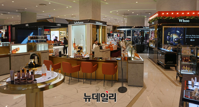 ▲ 롯데백화점 하노이점 1층의 화장품 매장ⓒ강필성 기자