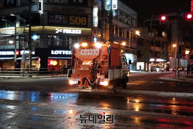 ▲ 14일 청주시에 대설주의보와 한파주의보가 내려진 가운데 제설차량이 이른 새벽부터 일찌감치 서원구 충북대학교 중문 사거리 도로에서 제설작업에 나서고 있다.ⓒ김동식 기자