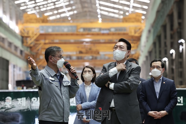 ▲ 윤석열 대통령이 지난 6월22일 두산에너빌리티의 경남 창원 원자력공장을 방문해 회사 관계자로부터 브리핑을 받고 있다.ⓒ대통령실 제공