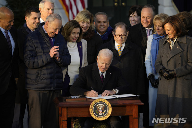▲ 조 바이든 미국 대통령이 13일(현지시간) 백악관 사우스 론에서 동성 결혼 존중 법안에 서명하고 있다. ⓒ워싱턴=AP/뉴시스