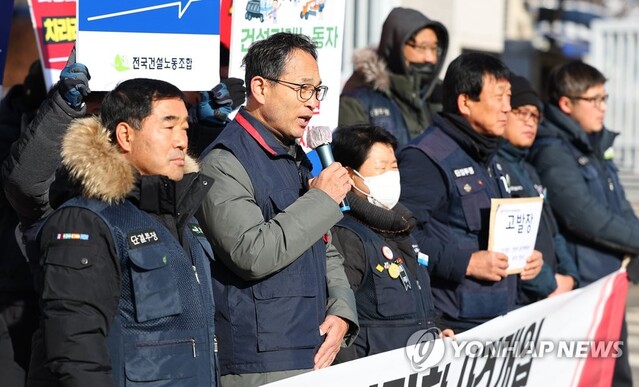 ▲ 14일 오전 정부과천청사 앞에서 민주노총·공공운수노조·건설산업연맹 주최로 열린 공정거래위원장 고발 기자회견에서 민주노총 윤택근 수석부위원장이 발언하고 있다. ⓒ연합뉴스