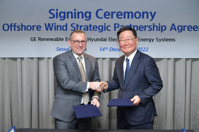 ▲ (왼쪽부터) 오프쇼어윈드 파브리스 케모간트 GE리뉴어블에너지 최고커머셜책임자(CCO)와 조석 현대일렉트릭 사장이 14일 GE리뉴어블에너지와 ‘해상풍력시장 진출을 위한 전략적 파트너십’을 체결하고 기념촬영을 하고 있다. ⓒ현대일렉트릭