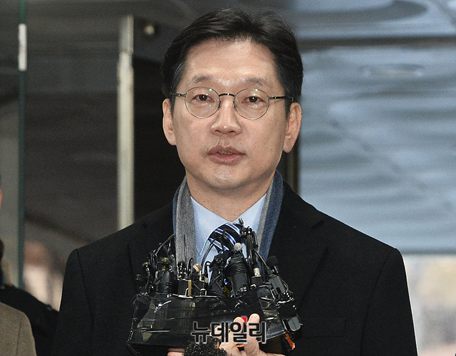 ▲ '드루킹' 김동원 일당과 공모해 '온라인 댓글조작'에 가담한 혐의를 받는 김경수 경남도지사가 서울 서초구 서울고등법원에서 열린 항소심에 출석하면서 취재진의 질문에 답하고 있다. ⓒ뉴데일리DB