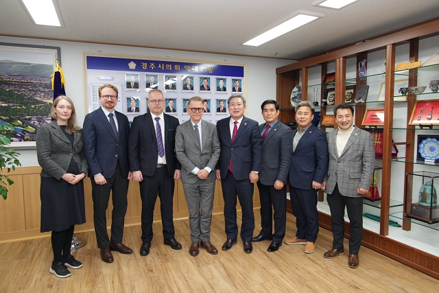 ▲ 이철우 의장과 경주시의회 국책사업 추진 및 원전특별위원회 위원들은 지난 13일 주한 핀란드 대사와 에우라요키시장을 만나 원전소재 관련 도시에 대한 상호 의견을 나눴다.ⓒ경주시의회