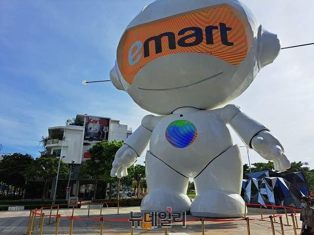 ▲ 이마트 2호점이 위치한 사픽타워 앞 구조물ⓒ조현우 기자