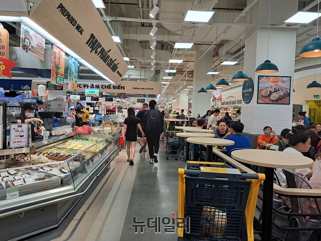 ▲ 델리코너에 고객들이 몰리면서 계산대를 6대까지 추가로 증설했다ⓒ조현우 기자