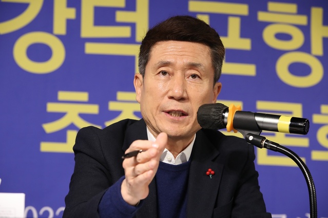 ▲ 이강덕 포항시장이 차기 총선·도지사 출마와 관련해 “포항시정 이외에는 아무런 관심이 없다”라며 총선과 도지사 출마를 염두에 두지 않고 있다고 부인했다.ⓒ아시아포럼21