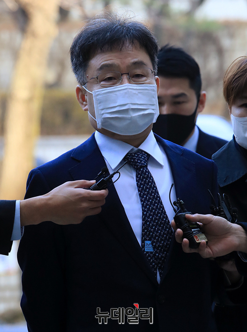 ▲ 화천대유자산관리 대주주 김만배 씨가 25일 오전 서울 서초구 중앙지방법원에서 열린 대장동 개발 사업 로비·특혜 의혹 관련 1심 속행 공판에 출석하고 있다. ⓒ정상윤 기자