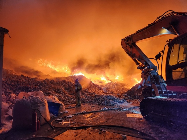 ▲ 15일 오전 4시25분쯤 충북 청주시 흥덕구 옥산면 한 자원순환시설에서 불이 나 소방당국이 진화작업을 하고 있다.ⓒ충북소방본부