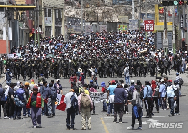 ▲ 14일(현지시간) 페루 아레키파에서 경찰이 페드로 카스티요 전 대통령 지지 시위대를 해산하기 위해 현장으로 진입하고 있다. ⓒ아레키파=AP/뉴시스