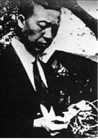 ▲ 미국 유학중 이승만이 [독립정신] 원고를 풀어보고 있다. 1905년 옥중동지 박용만이 원고를 한장한장 꼬아 가방에 숨겨서 미국의 이승만에게 전해준 것이다.ⓒ연세대이승만연구원