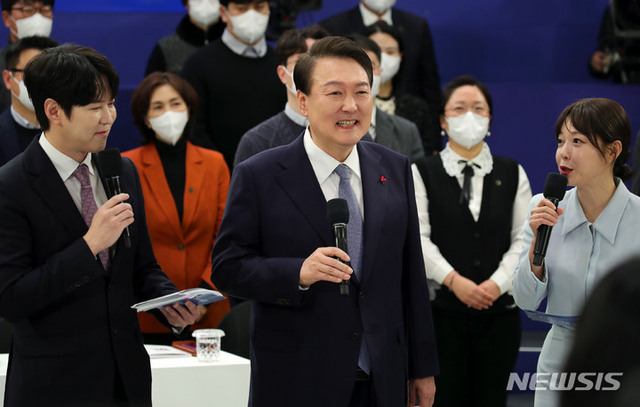 ▲ 윤석열 대통령이 15일 오후 청와대 영빈관에서 열린 제1차 국정과제 점검회의에 입장해 인사말을 하고 있다. ⓒ뉴시스