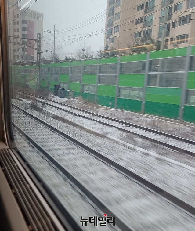 ▲ 15일 오전부터 경부선(KTX) 철로 위에 눈이 내리고 있다.ⓒ뉴데일리 D/B