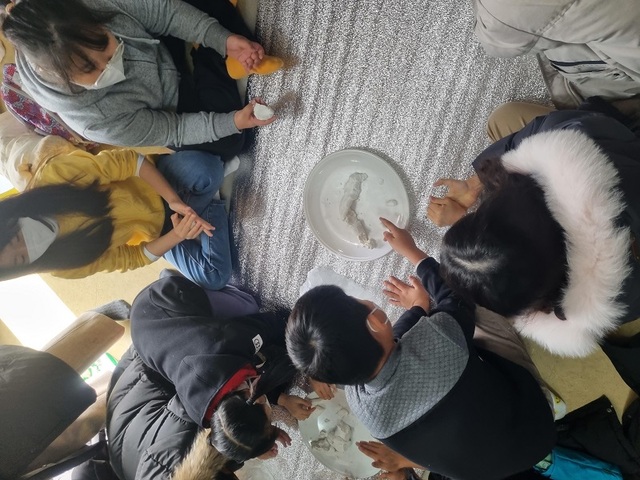 ▲ 학생들이 팥죽을 만들고 있다.ⓒ세종교육청