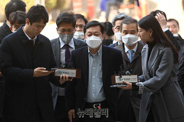 ▲ 정진상 전 더불어민주당 대표실 정무조정실장이 지난달 18일 오후 서울 서초구 중앙지법에서 열린 구속 전 피의자심문(영장실질심사)에 출석하고 있는 모습. ⓒ뉴데일리DB