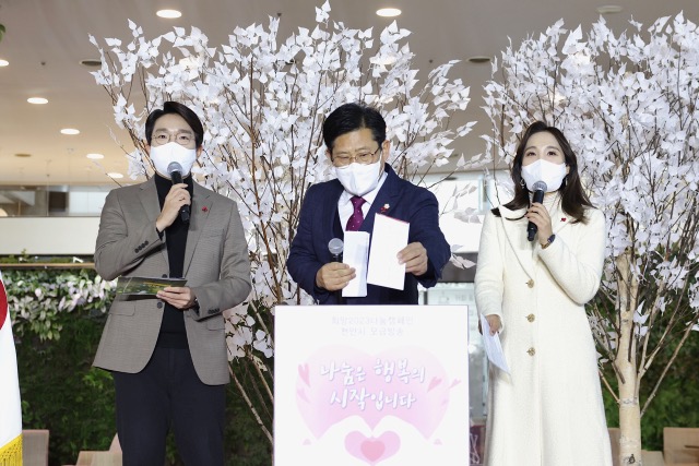 ▲ 정도희 천안시의장이 16일 천안시청에서 열린 희망2023나눔캠페인 성금모금함에 성금을 넣고 있다. ⓒ천안시의회