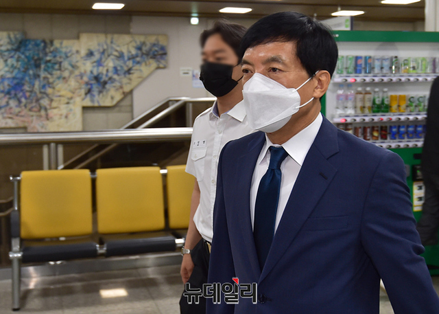 ▲ '김학의 불법 출금 수사외압 의혹'으로 재판에 넘겨진 이성윤 전 서울고검장(법무연수원 연구위원)이 지난 6월17일 오전 서울 서초구 서울중앙지방법원에서 열린 공판에 출석하고 있다. ⓒ정상윤 기자