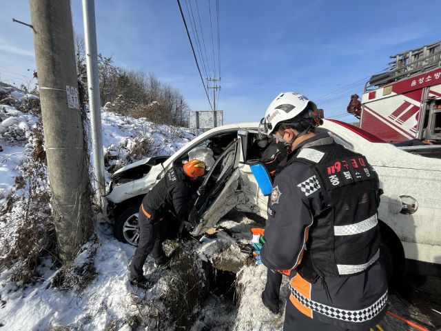 ▲ 16일 오전 9시 44분쯤 충북 음성군 음성읍 한벌리 인근 편도 2차선 국도에서 승용차와 SUV 차량이 충돌하는 사고가 발생했다.ⓒ충북소방본부